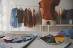 jak łączyć kolory w ubraniach